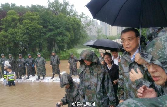7月6日李克強(qiáng)冒雨赴武漢長江干堤管涌現(xiàn)場指揮救災(zāi)